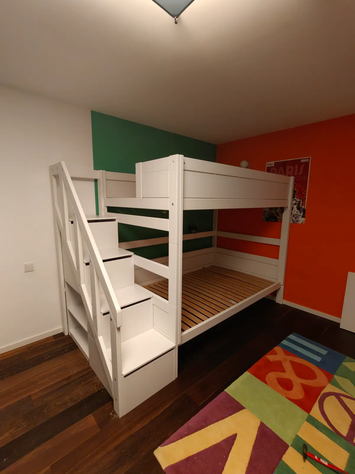 Weißes Holz-Etagenbett mit Treppe in einem Kinderzimmer