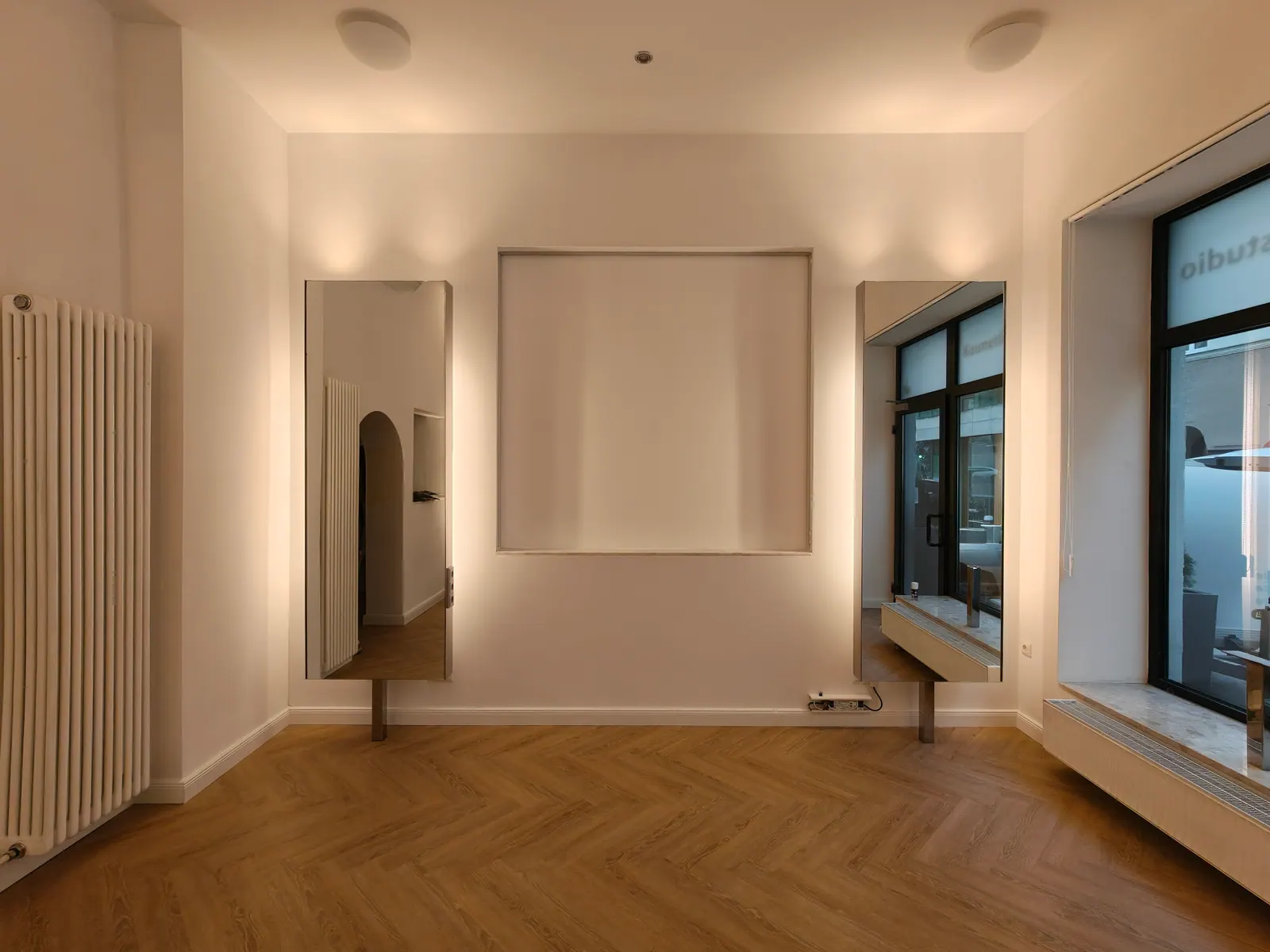 Zwei hohe Wandspiegel mit Hintergrundbeleuchtung