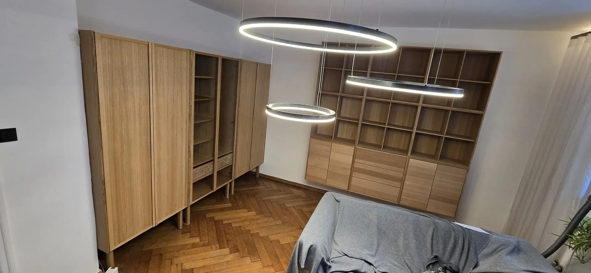 Detailansicht einer präzisen Möbel- und Wandmontage in einem Münchner Wohnraum